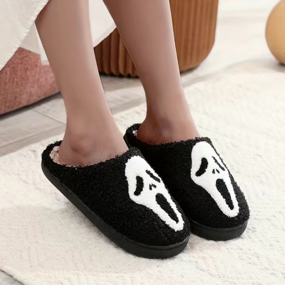 HALLOWEEN SCREAM SOFT HOUSE  SLIPPERS SIZE 8.5 - 9